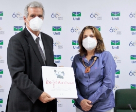 Visita à UnB do embaixador de Cuba no Brasil. Na foto: o embaixador de Cuba, Adolfo Curbello e a reitora da UnB Márcia Abrahão. Foto: Beto Monteiro/Ascom UnB. 04/05/2022